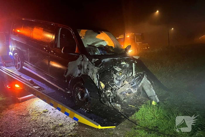 Bergingsbedrijf haalt bestelwagen uit sloot