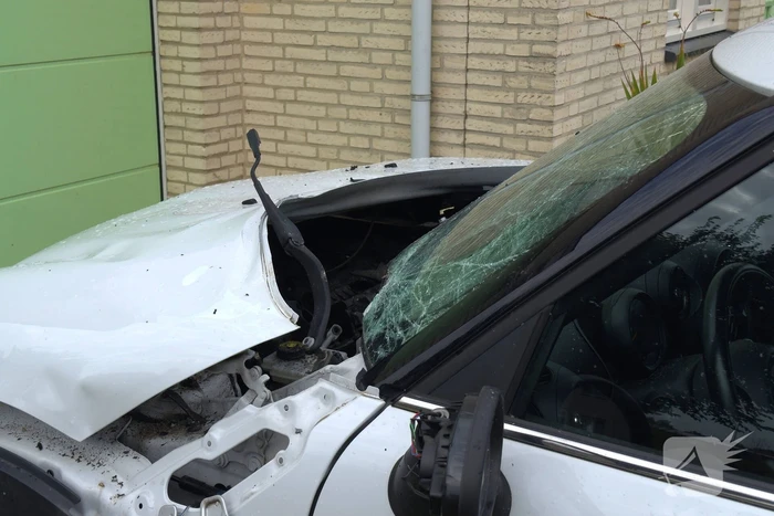 Auto zwaar beschadigd na explosie