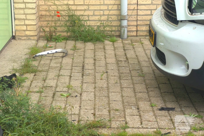Auto zwaar beschadigd na explosie