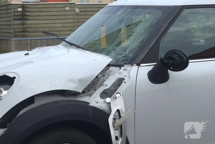 Auto zwaar beschadigd na explosie