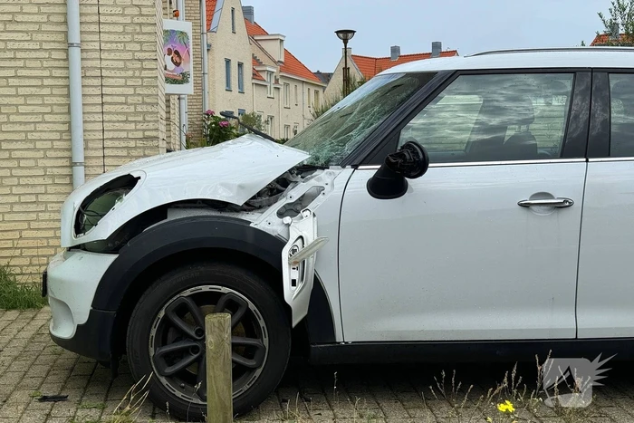 Auto zwaar beschadigd na explosie