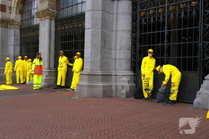 Rijksmuseum dicht wegens blokkade XR, politie treedt op