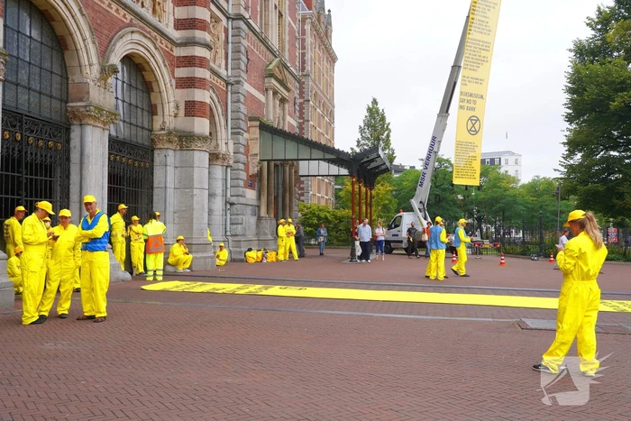 Rijksmuseum dicht wegens blokkade XR, politie treedt op