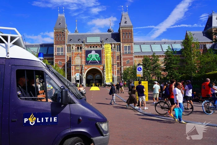 Rijksmuseum dicht wegens blokkade XR, politie treedt op