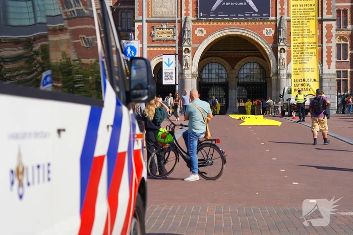 Rijksmuseum dicht wegens blokkade XR, politie treedt op