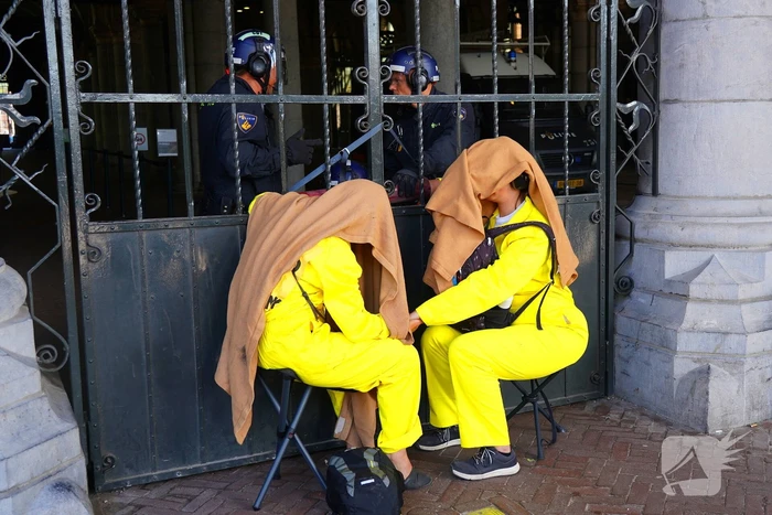 Rijksmuseum dicht wegens blokkade XR, politie treedt op