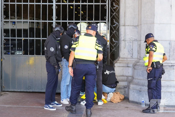 Rijksmuseum dicht wegens blokkade XR, politie treedt op