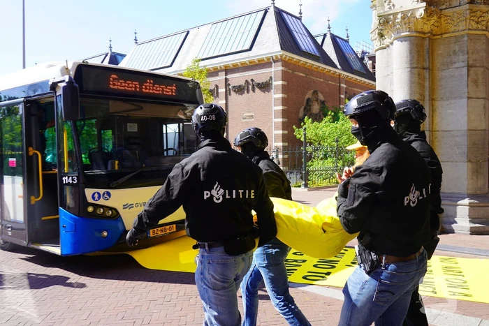 Rijksmuseum dicht wegens blokkade XR, politie treedt op