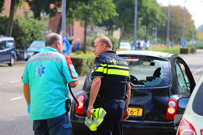 Fietser gewond bij aanrijding, autoruit gebarsten