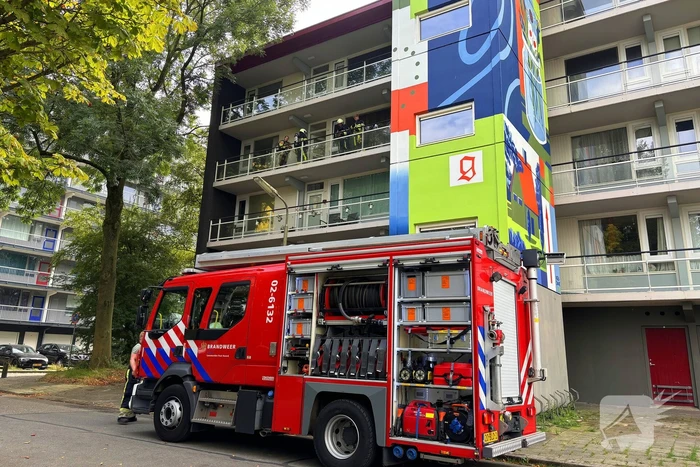 Brandweer controleert woning na melding van gaslucht