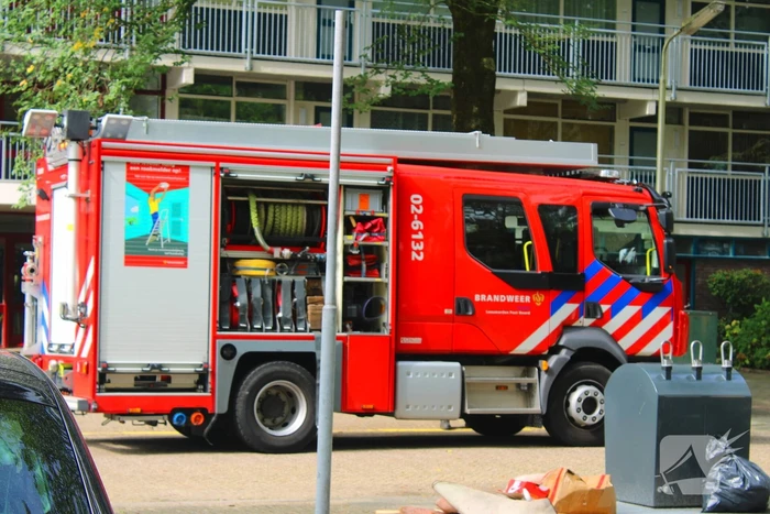Brandweer controleert woning na melding van gaslucht