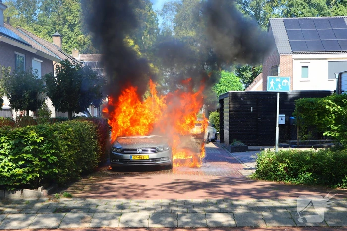 Felle autobrand slaat over naar heg