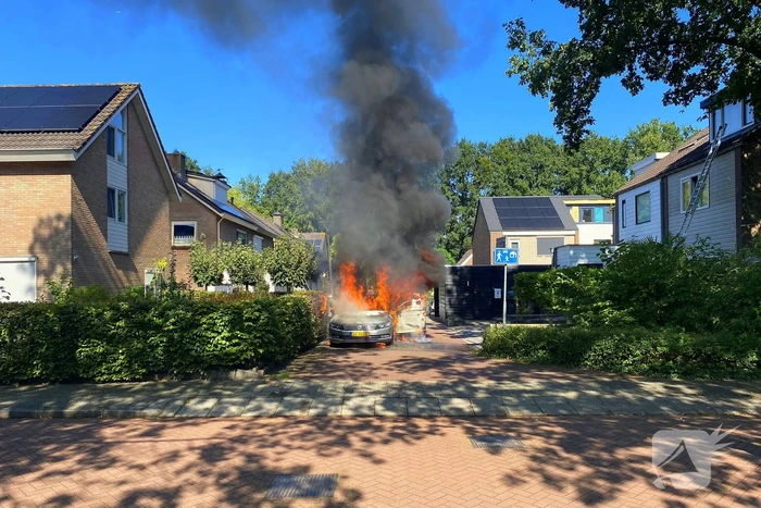 Felle autobrand slaat over naar heg