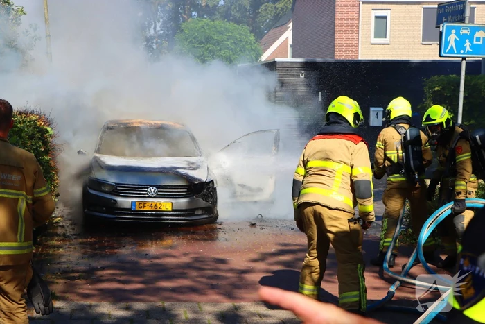 Felle autobrand slaat over naar heg