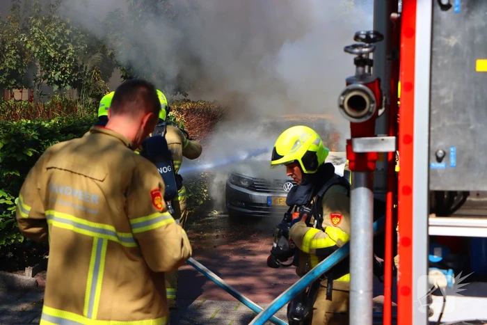 Felle autobrand slaat over naar heg