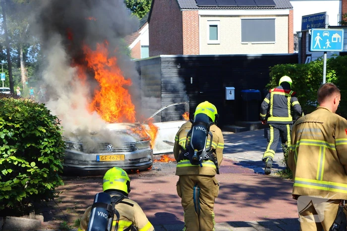 Felle autobrand slaat over naar heg