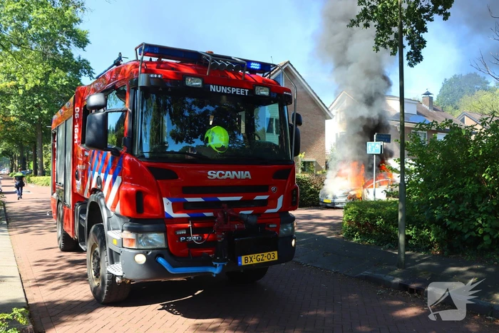Felle autobrand slaat over naar heg