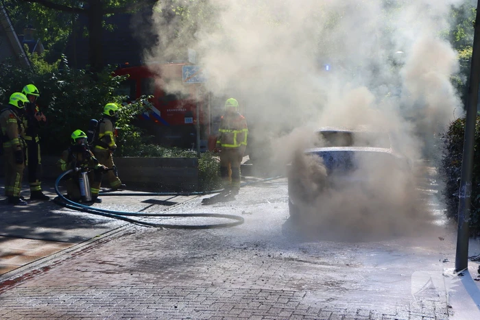 Felle autobrand slaat over naar heg