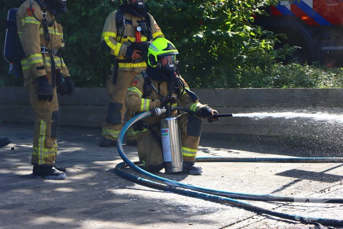 Felle autobrand slaat over naar heg