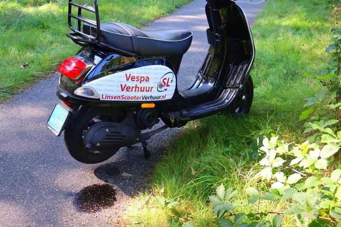 Opzittenden snorfiets ten val bij eenzijdig ongeval