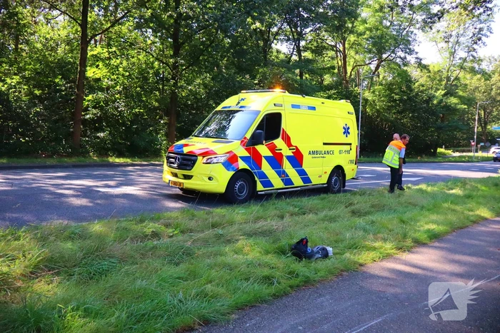 Opzittenden snorfiets ten val bij eenzijdig ongeval