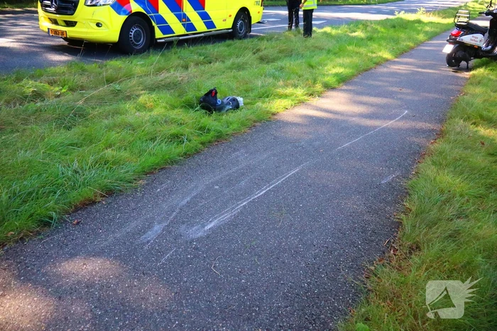 Opzittenden snorfiets ten val bij eenzijdig ongeval