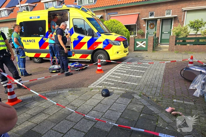 Scooterrijder zwaargewond bij botsing met bestelbus