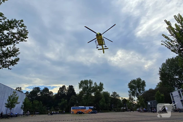 Scooterrijder zwaargewond bij botsing met bestelbus
