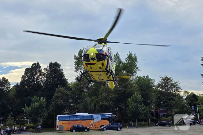 Scooterrijder zwaargewond bij botsing met bestelbus