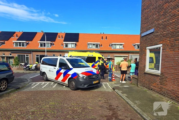 Scooterrijder zwaargewond bij botsing met bestelbus