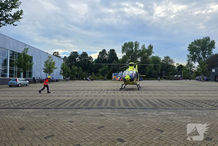 Scooterrijder zwaargewond bij botsing met bestelbus