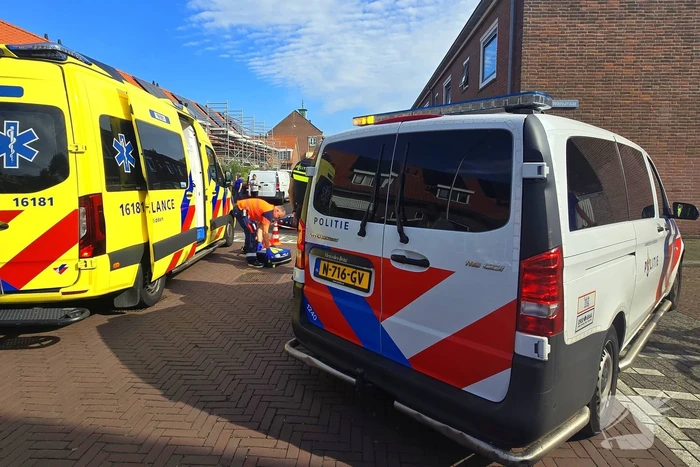 Scooterrijder zwaargewond bij botsing met bestelbus