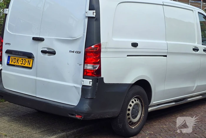 Scooterrijder zwaargewond bij botsing met bestelbus