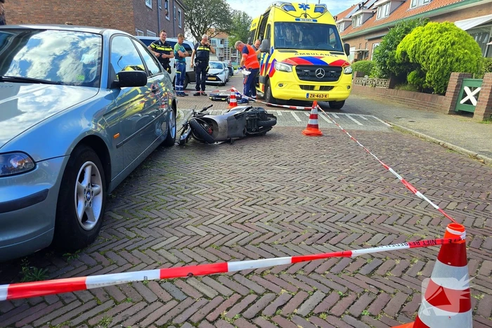 Scooterrijder zwaargewond bij botsing met bestelbus