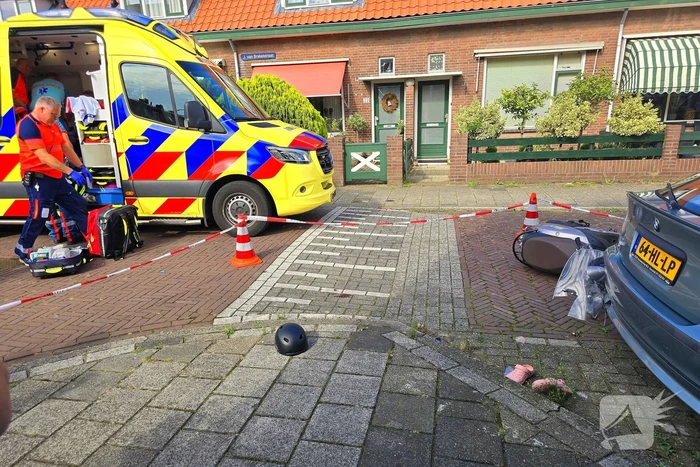 Scooterrijder zwaargewond bij botsing met bestelbus