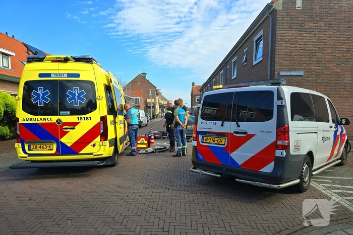 Scooterrijder zwaargewond bij botsing met bestelbus