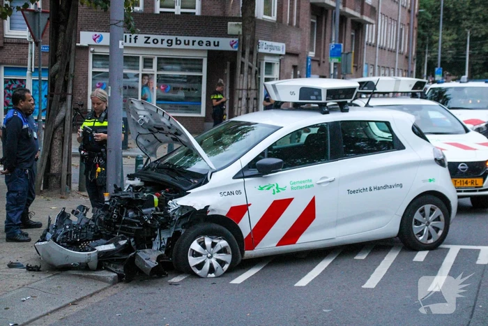 Scanauto gemeente klapt tegen lantaarnpaal na botsing
