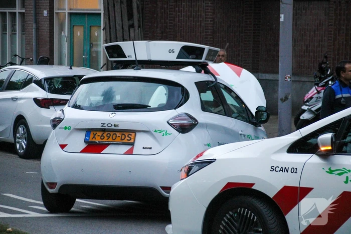 Scanauto gemeente klapt tegen lantaarnpaal na botsing