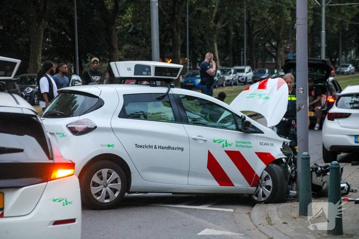 Scanauto gemeente klapt tegen lantaarnpaal na botsing