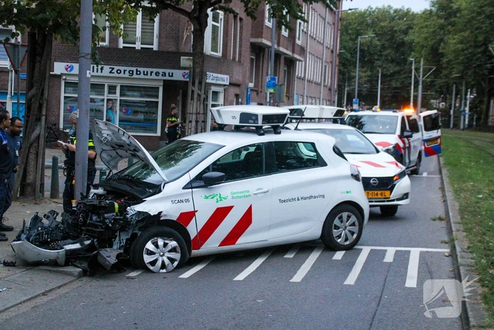 Scanauto gemeente klapt tegen lantaarnpaal na botsing