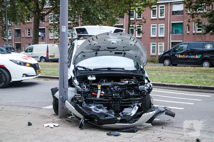 Scanauto gemeente klapt tegen lantaarnpaal na botsing