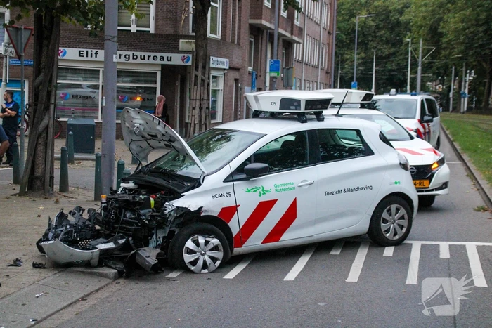 Scanauto gemeente klapt tegen lantaarnpaal na botsing