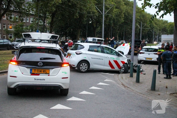 Scanauto gemeente klapt tegen lantaarnpaal na botsing