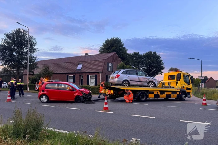 Twee gewonden nadat auto's op elkaar klappen