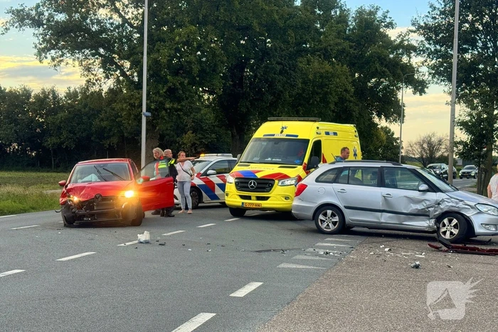 Twee gewonden nadat auto's op elkaar klappen