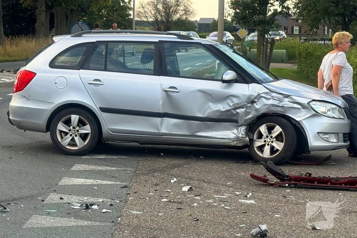 Twee gewonden nadat auto's op elkaar klappen