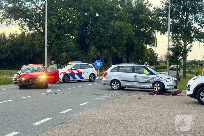 Twee gewonden nadat auto's op elkaar klappen