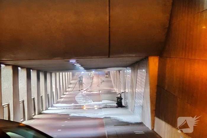 Scooter vat vlam onder viaduct