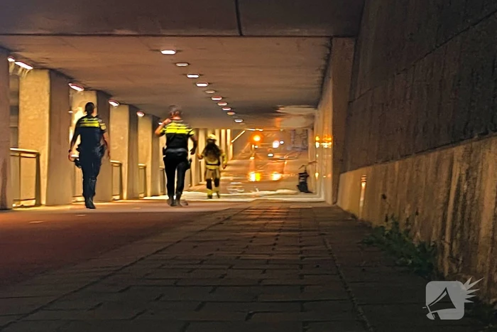 Scooter vat vlam onder viaduct