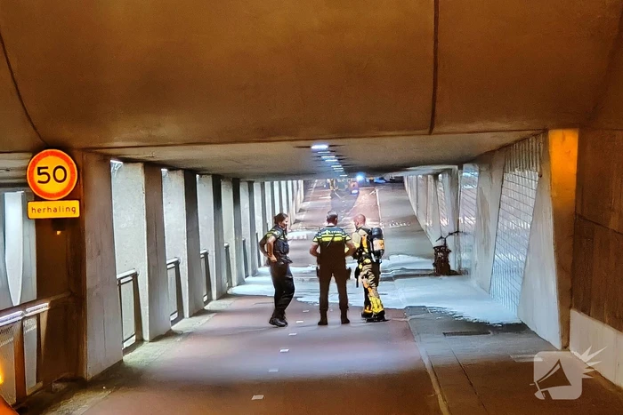 Scooter vat vlam onder viaduct